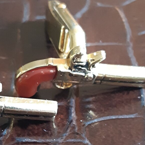 1960s Flintlock Dueling Pistols Gold Tone Vintage Cuff Links w/Orange - Picture 5 of 8